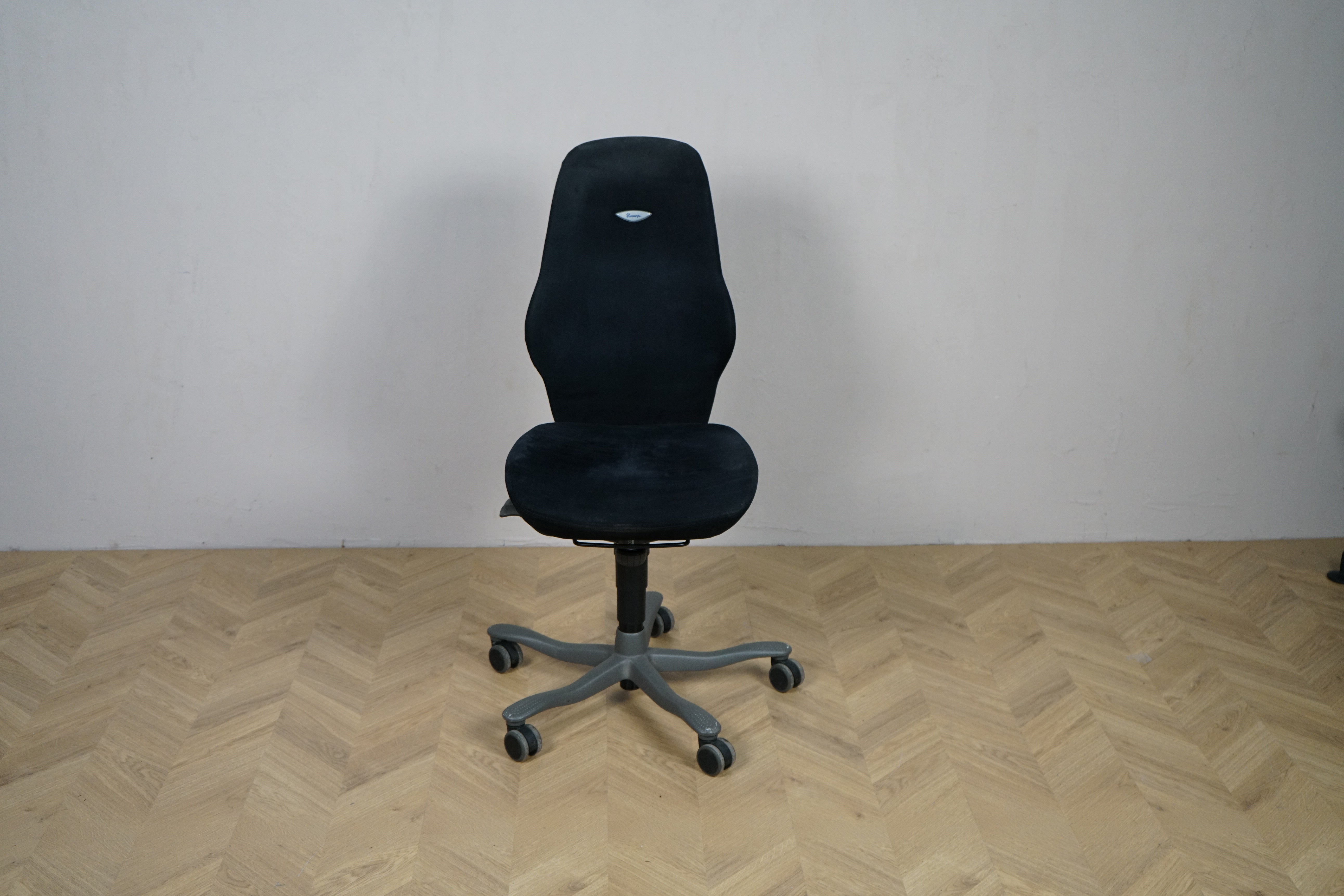 Kinnarps Free Float 6000 ergonomisk kontorstol med høj ryg i sort alcantara set forfra